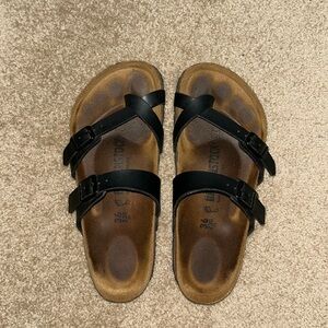 Lightly used Womens Black Mayari Birkenstock Sandal. Size 36